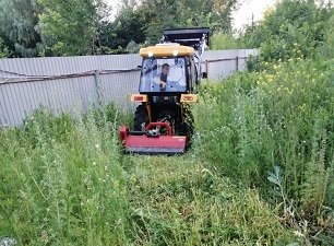 Трактор с роторной косилкой измельчителем