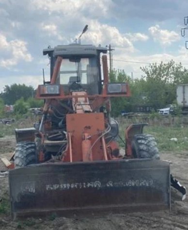 Разравнивание грунта грейдером