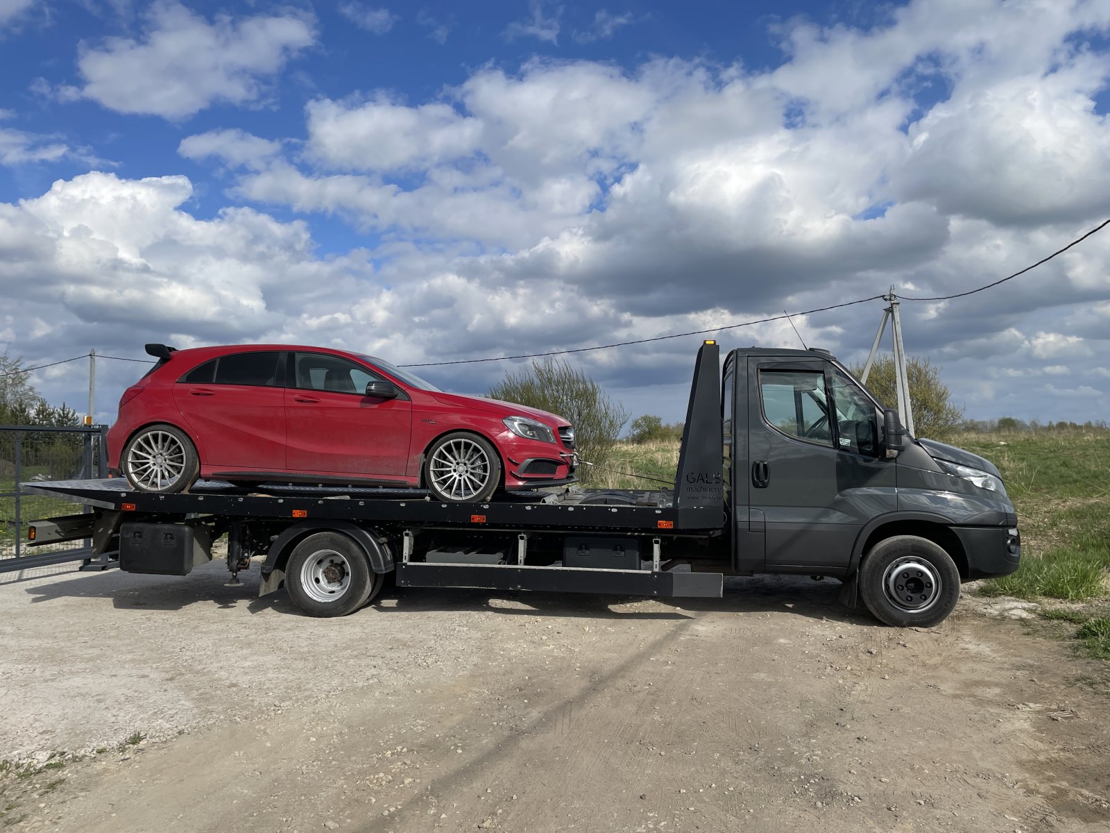 Услуги частного эвакуатора 24/7 Iveco с подкатными тележками