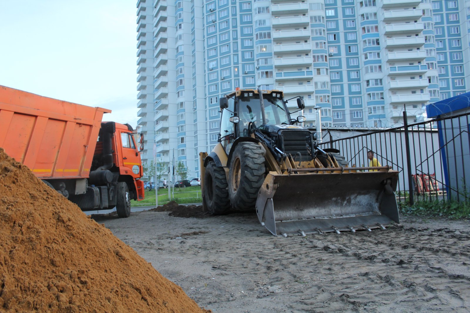 Экскаватор-погрузчик JCB. Гидромолот. Ямобур. Вилы