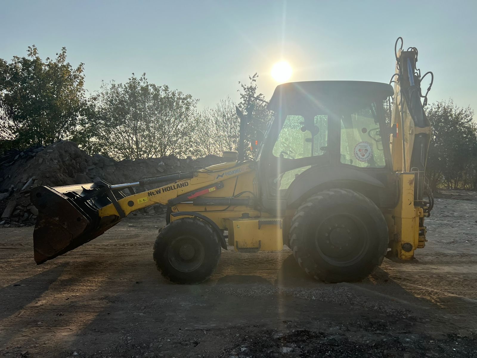 Услуги экскаватора-погрузчика New Holland