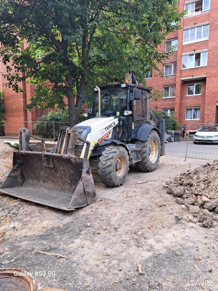 Аренда экскаватора погрузчика с вилами, с ковшом
