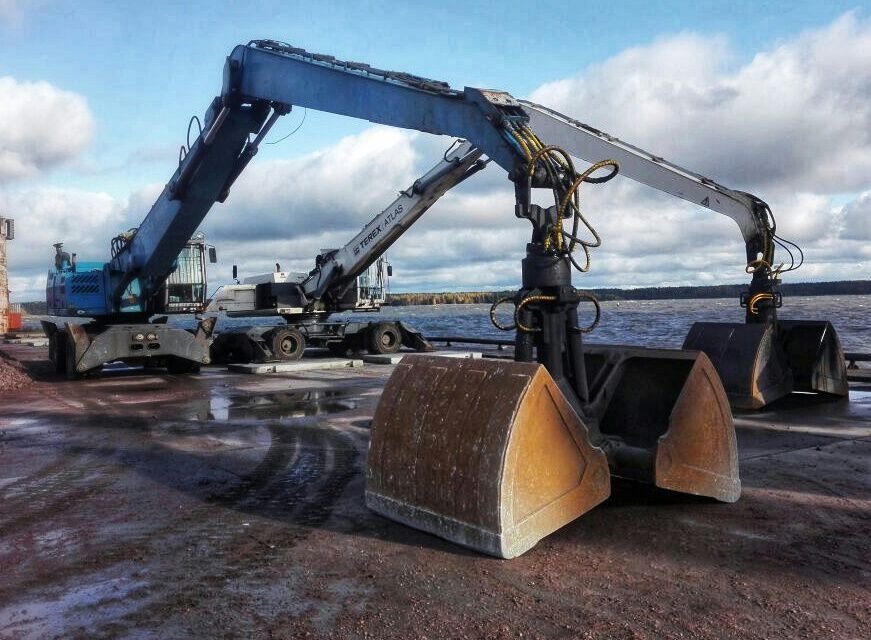 Гусеничный грейфер HITACHI с глубиной копания до 1