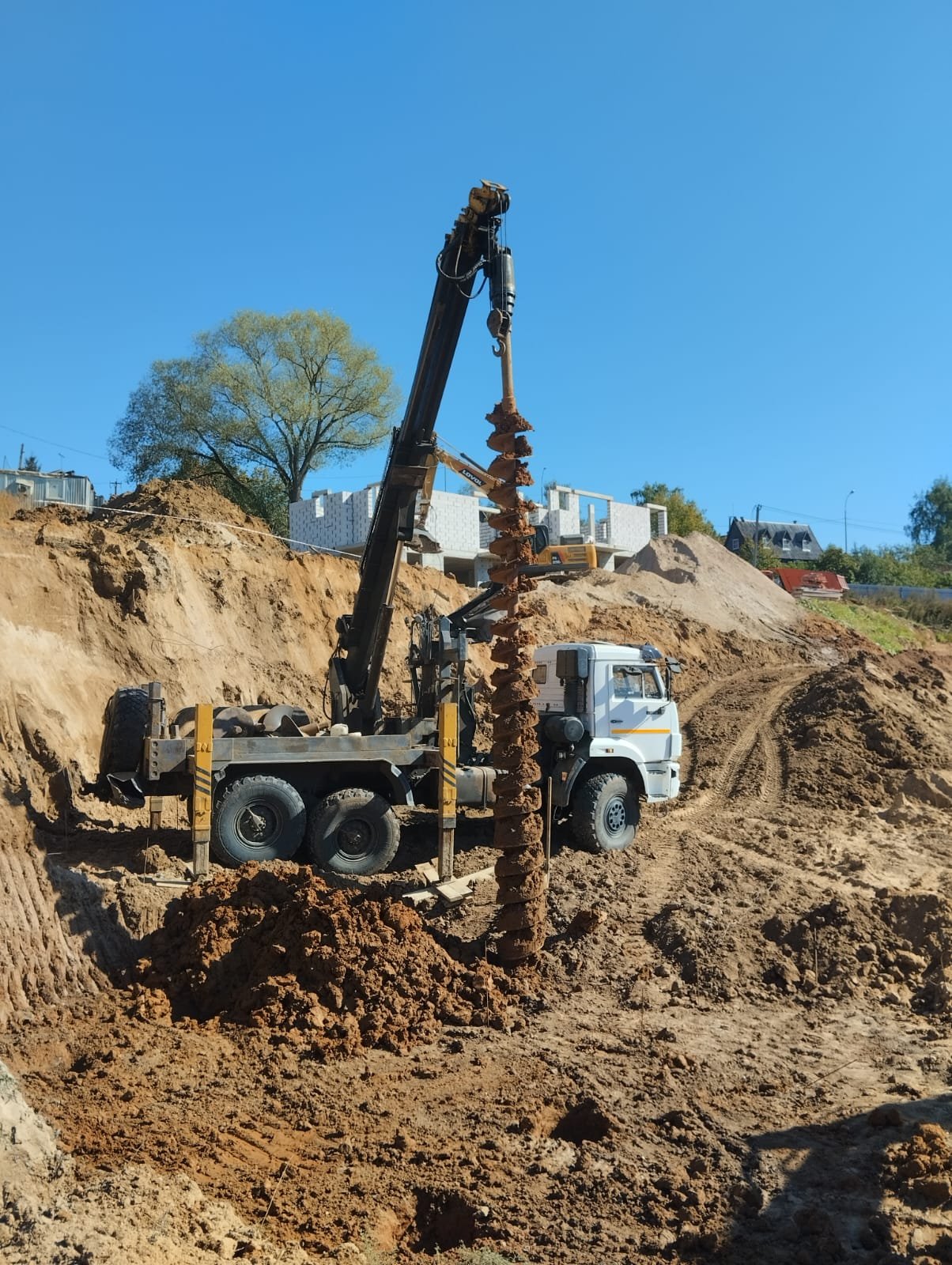 Аренда ямобура Газ, ISUZU, Mitsubishi, Камаз, JCB