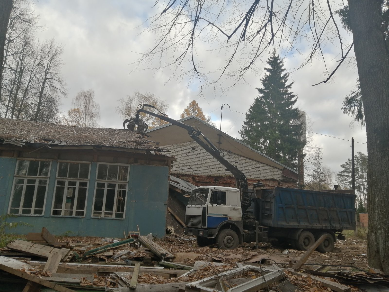 Мусоровоз с грейфером. Ломовоз