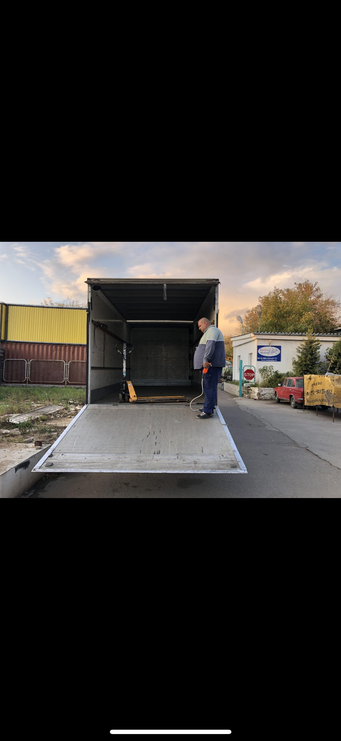 Перевозчик на грузовике с гидробортом услуги