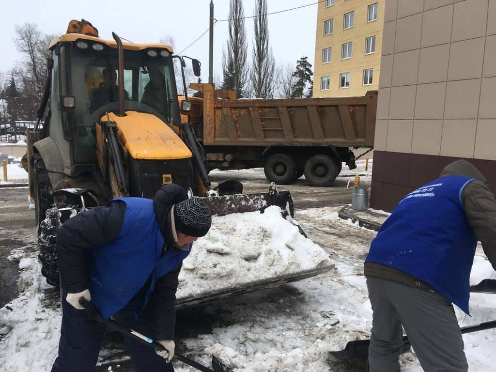Уборка, вывоз снега трактором самосвалом и вручную