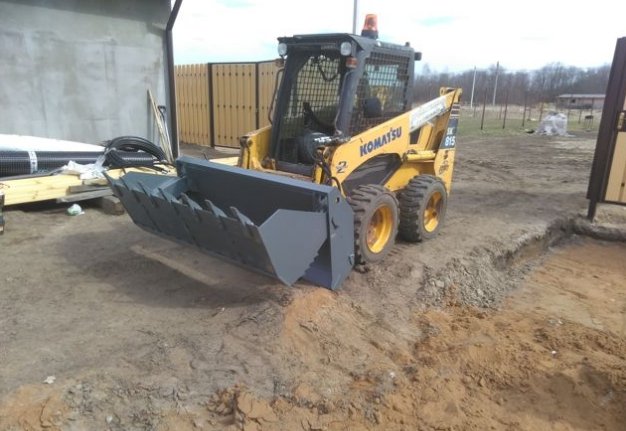 Прокат мини-погрузчика Komatsu 900кг, ширина 1. 8м