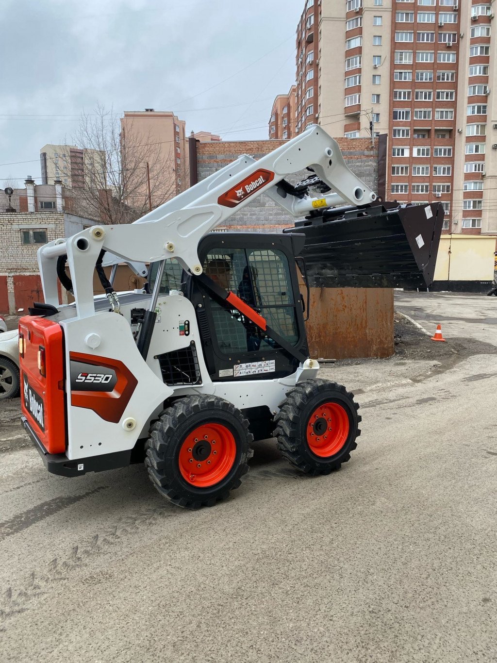 Bobcat s 530. Мини-погрузчик со щеткой и ковшом