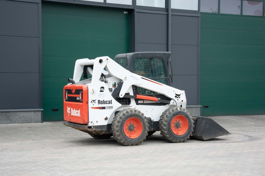 Мини- погрузчик BobCat S650. Вилы виброкаток