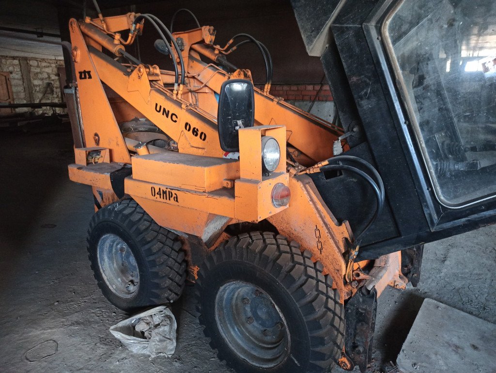 Прокат мини-погрузчика Unc060 с ямобуром, New Holland