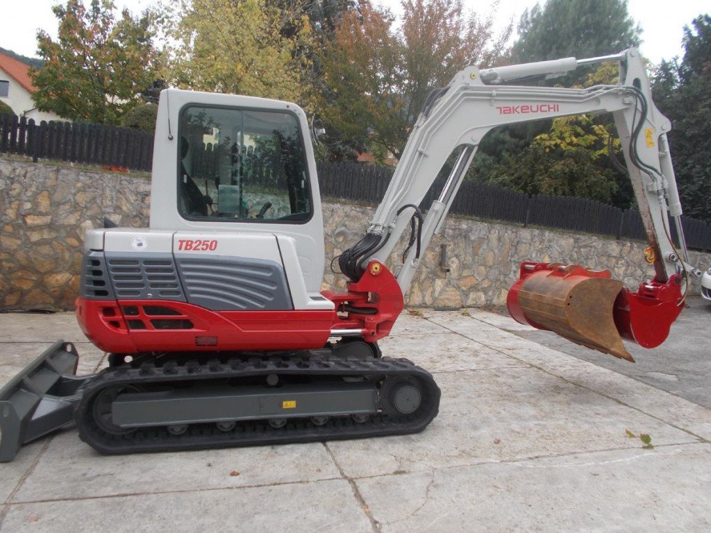 Заказ гусеничного мини экскаватора TAKEUCHI TB 250