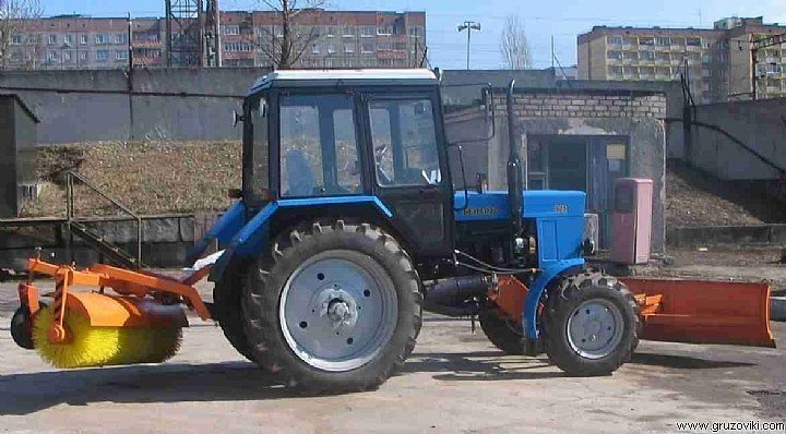 Аренда подметально уборочной машины МТЗ-82, BOBCAT