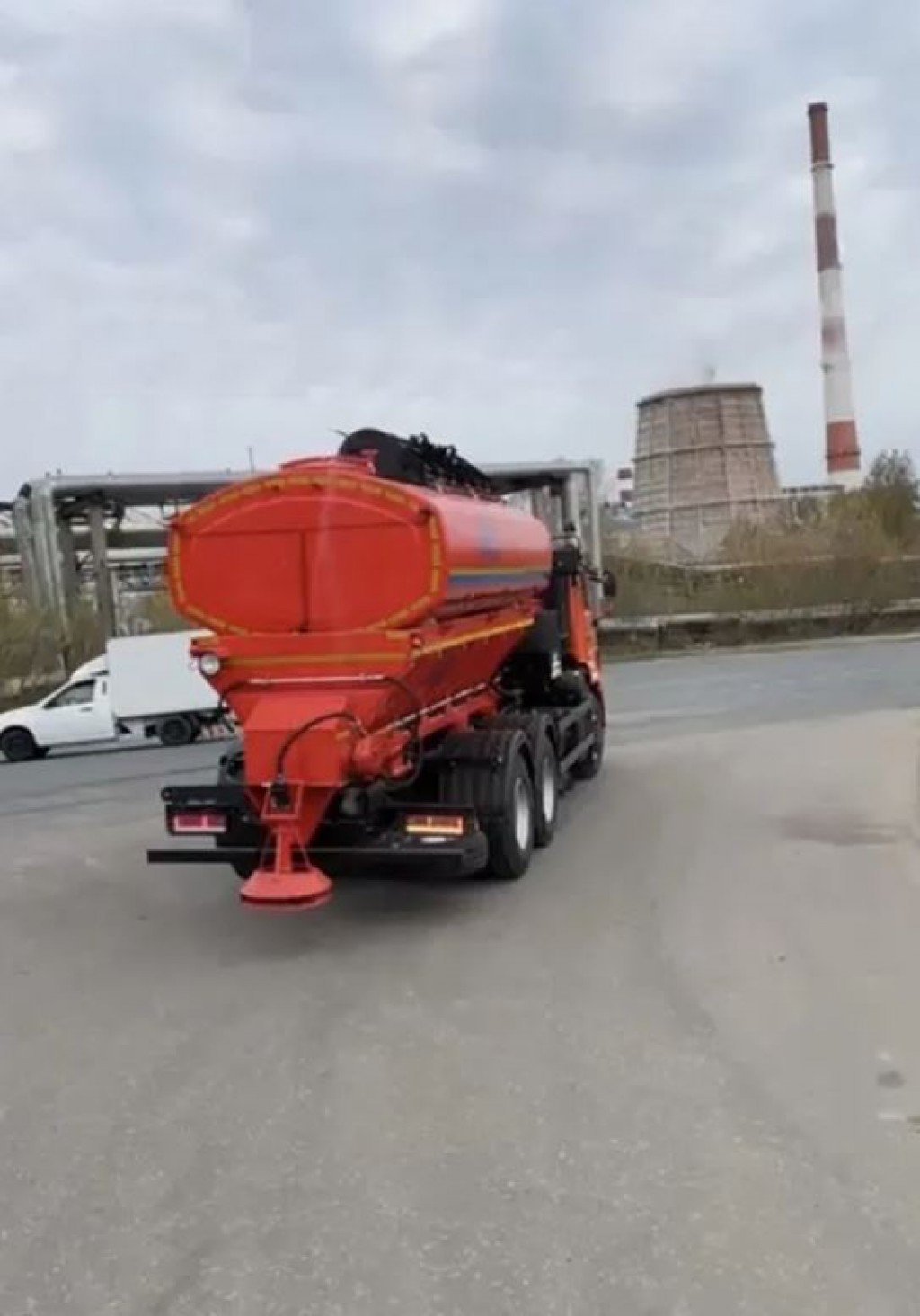 Аренда пекоразбрасыватель на базе камаз