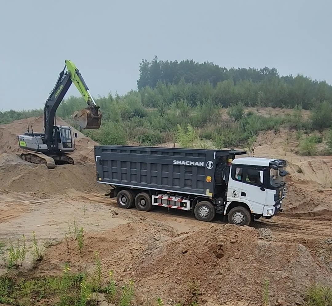 Парк современных самосвалов для стройки