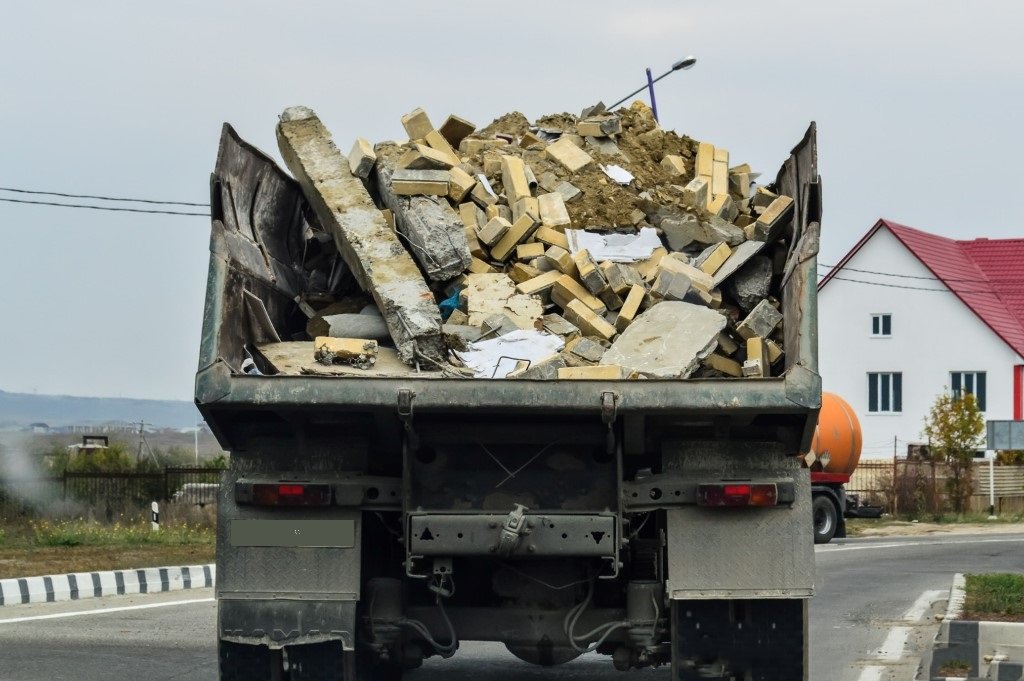Вывоз мусора по недорогой цене на Газели ЗИЛ КАМАЗ