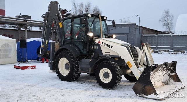 Удаление грязи с дорог универсальной техникой TEREX