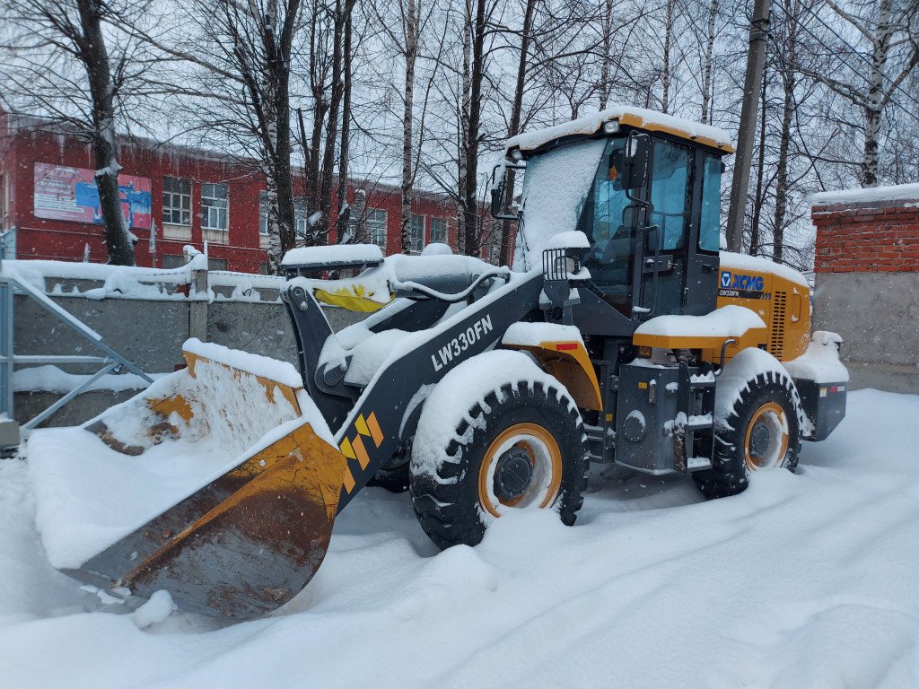 Уборка и вывоз снега трактором