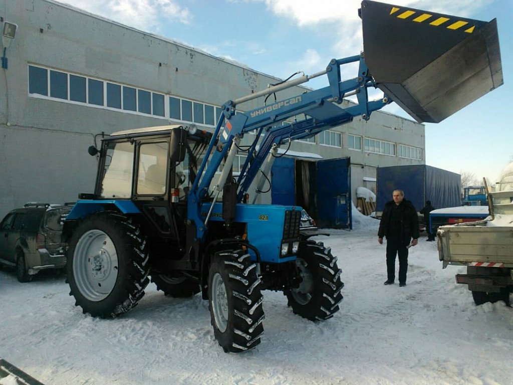 Услуги трактора с погрузчиком