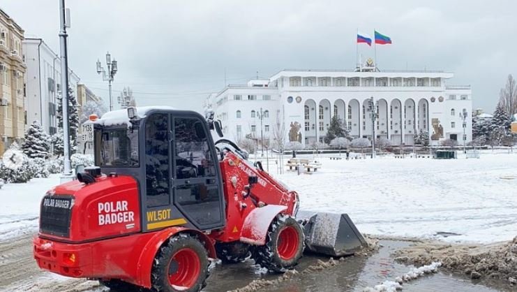 Уборка снега трактором