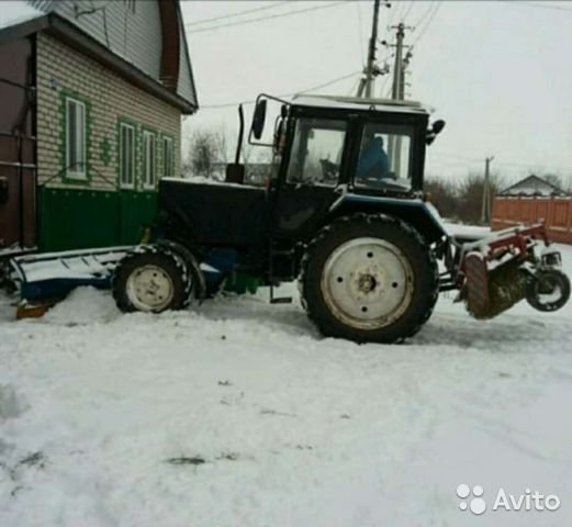МТЗ-82 с щёткой для зимней уборки, ночная работа