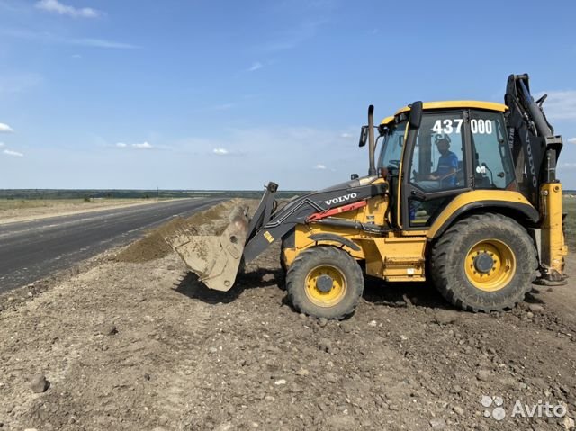 Трактора VOLVO с ковшом 0. 8 м³ и поворотным отвалом, вывозим мусор