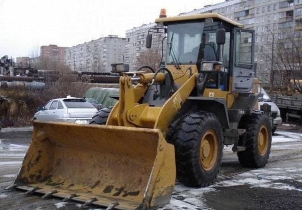 Фронтальный погрузчик ковшом 2 куб