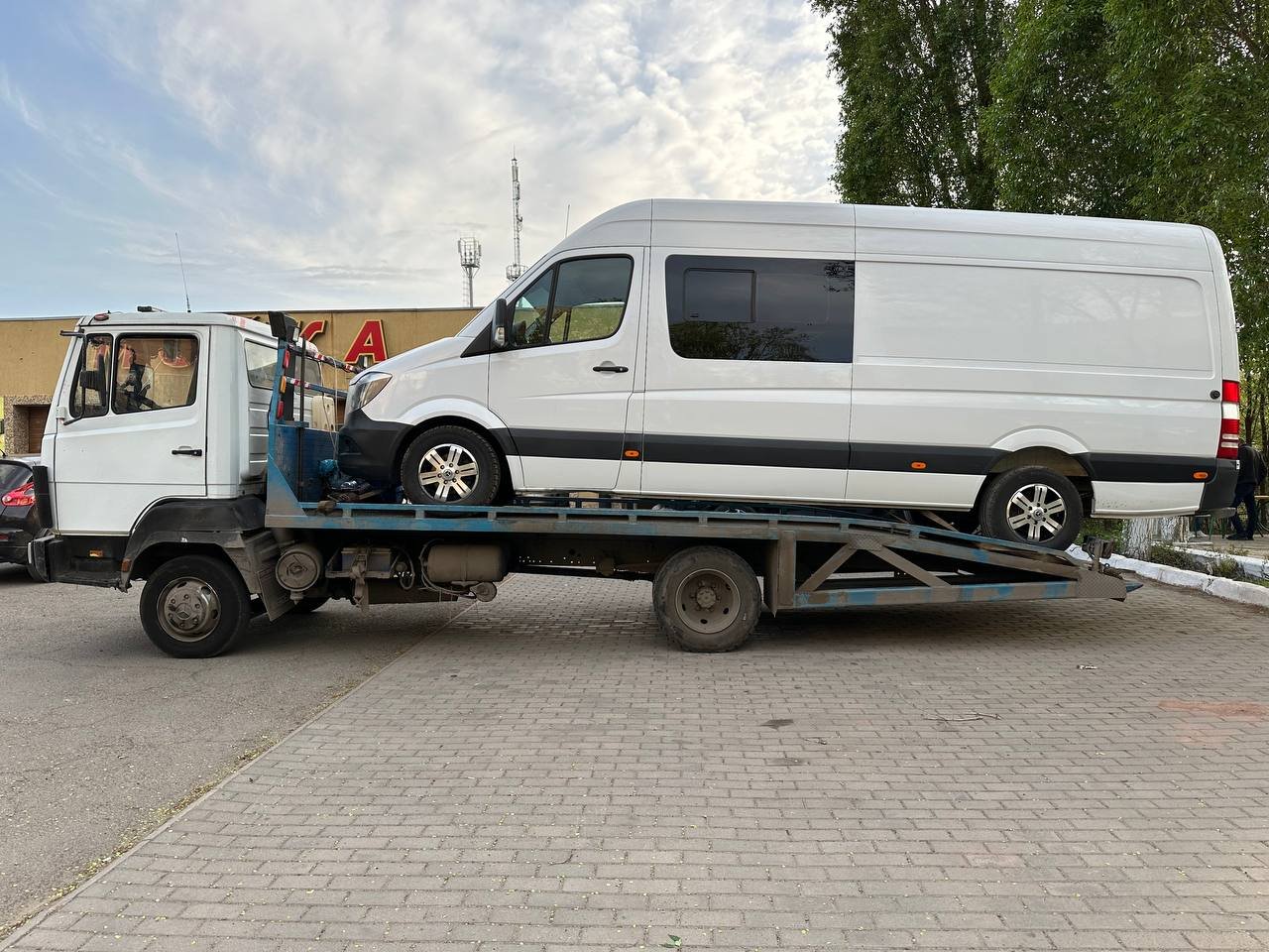 Услуги эвакуатора Мерседес с ломанной платформой