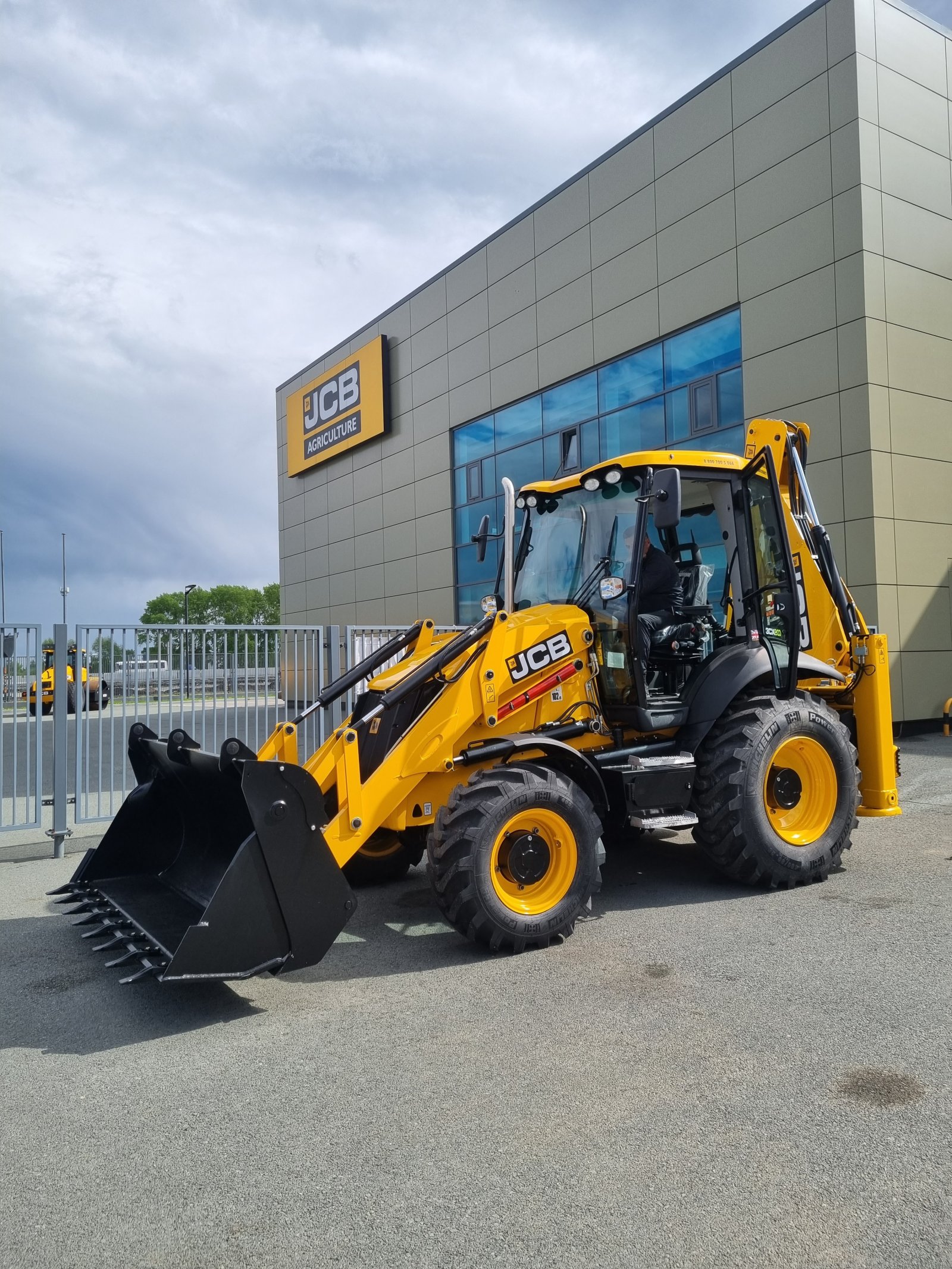 Погрузчик экскаватор JCB равноколесный для планировки
