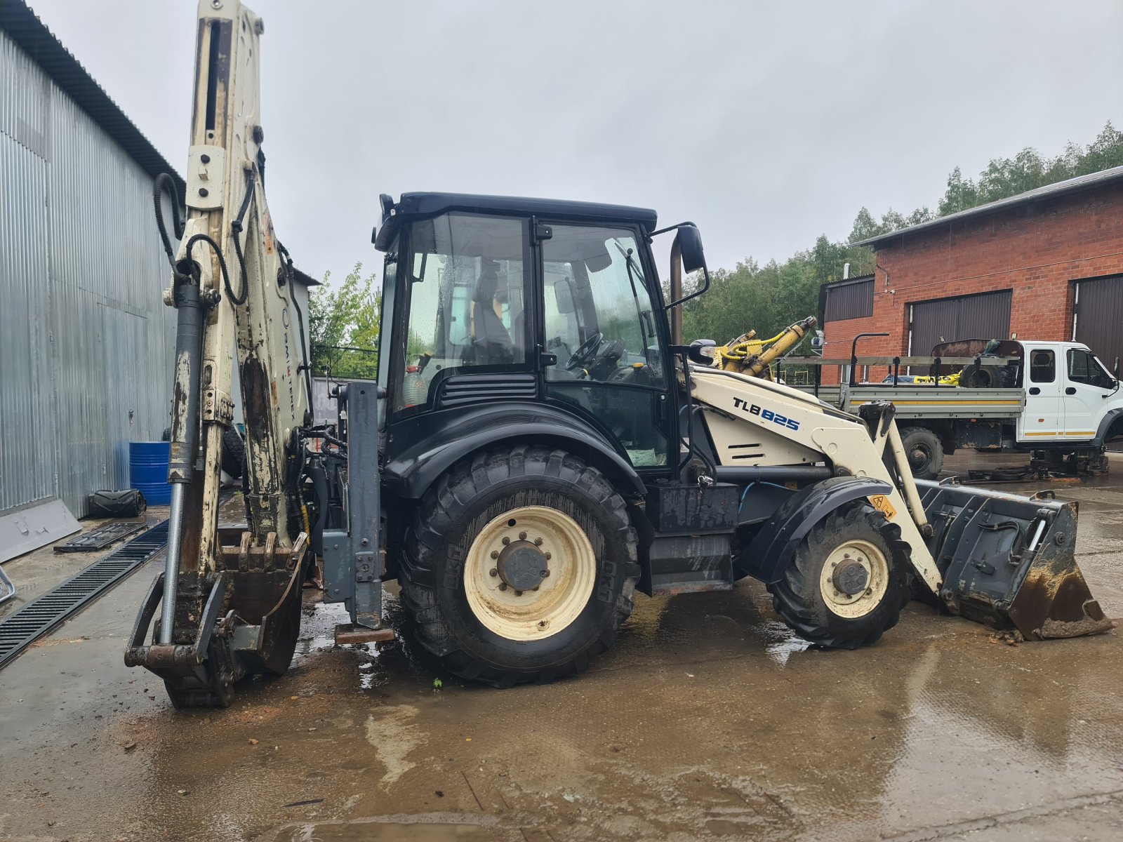 Экскаватор-погрузчик с рыхлителем Terex TLB825