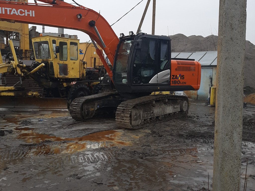 Экскаватор в аренду с доставкой тралом