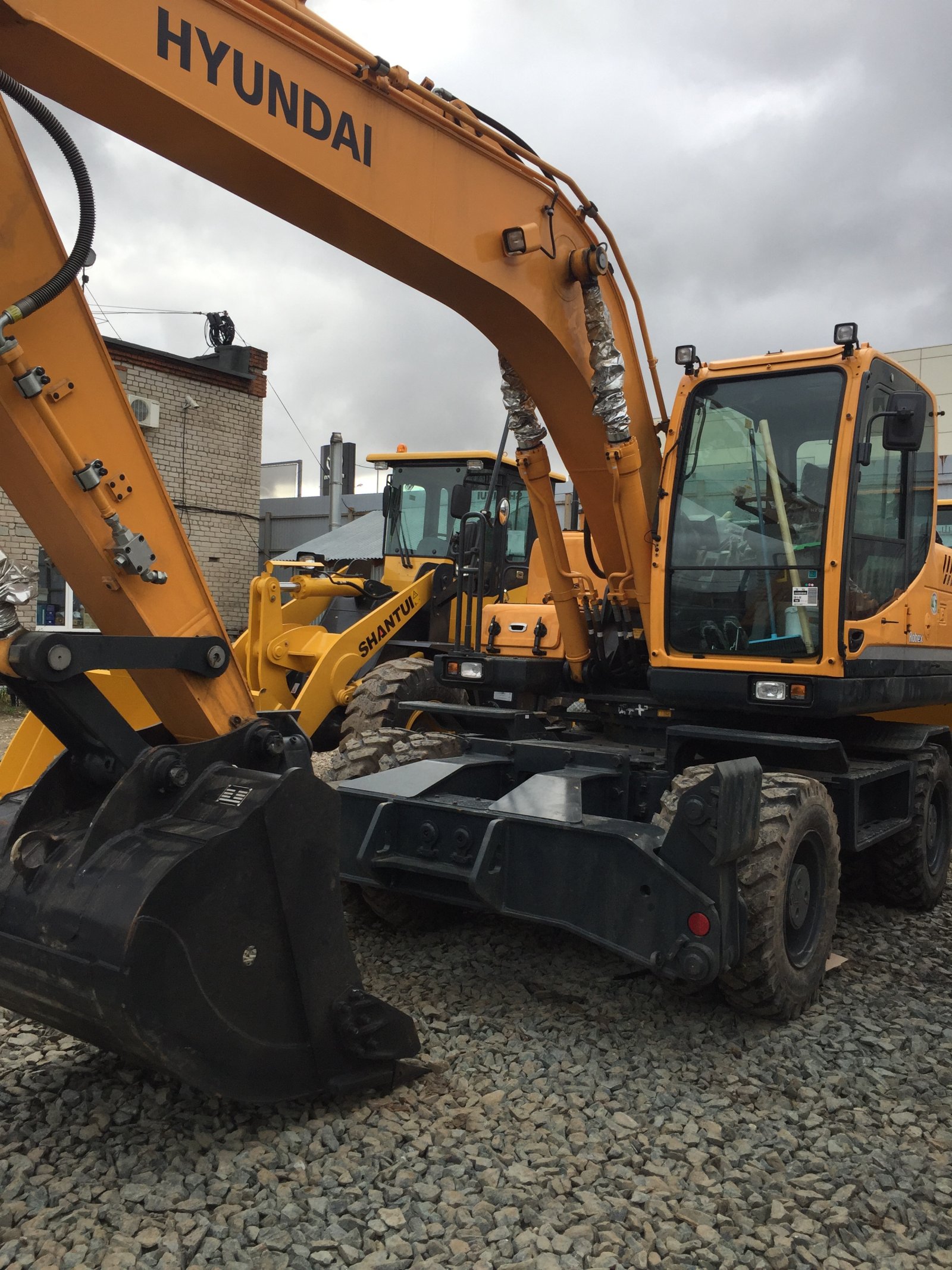 Аренда Экскаватор Колесный Hyundai R180-9S