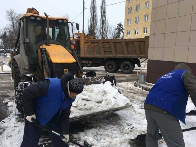 Уборка снега трактором. Самосвалы 3-25т. Рабочие
