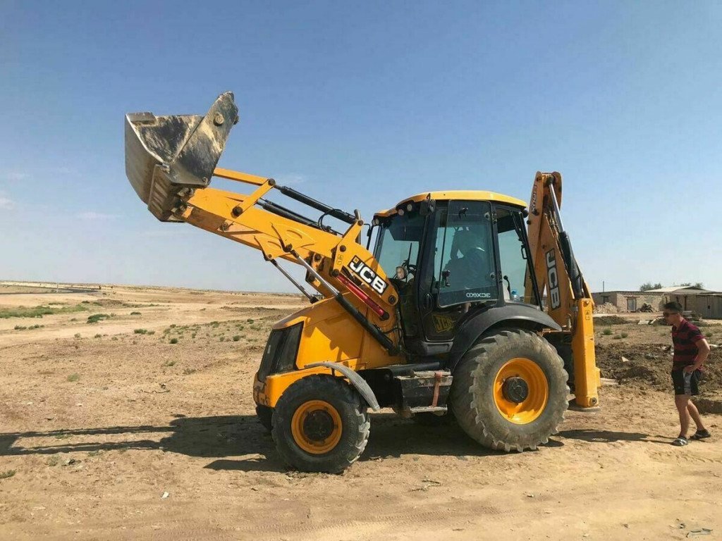 Аренда экскаватора-погрузчика с гидромолотом JCB