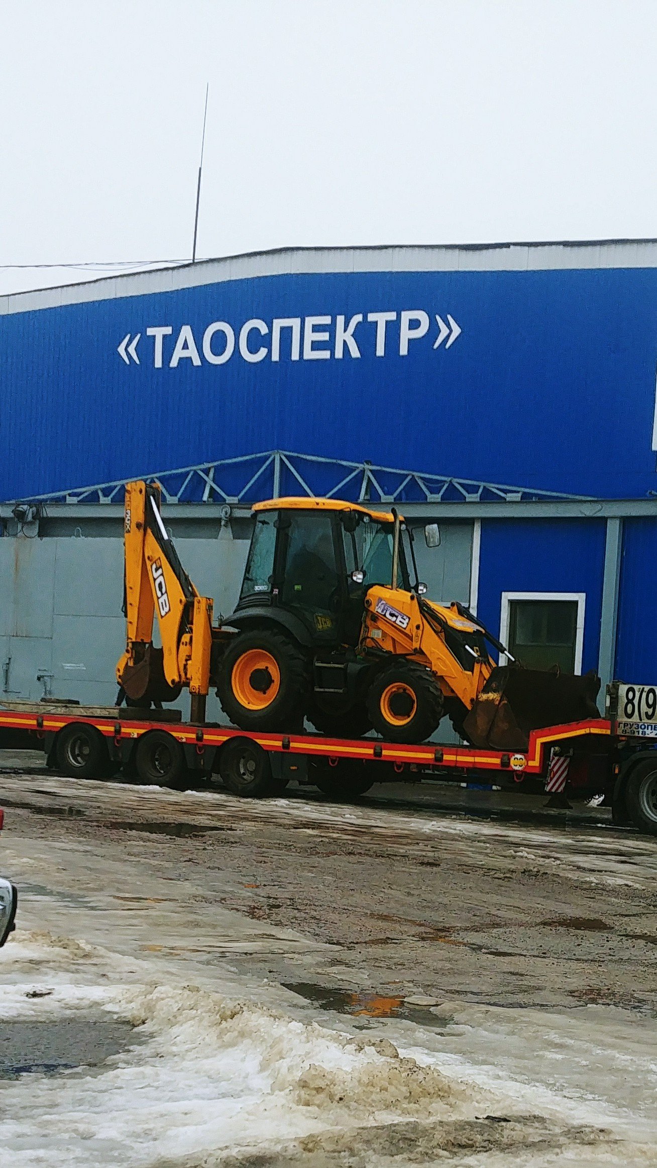 Аренда экскаватора-погрузчика. Планировка. Копка