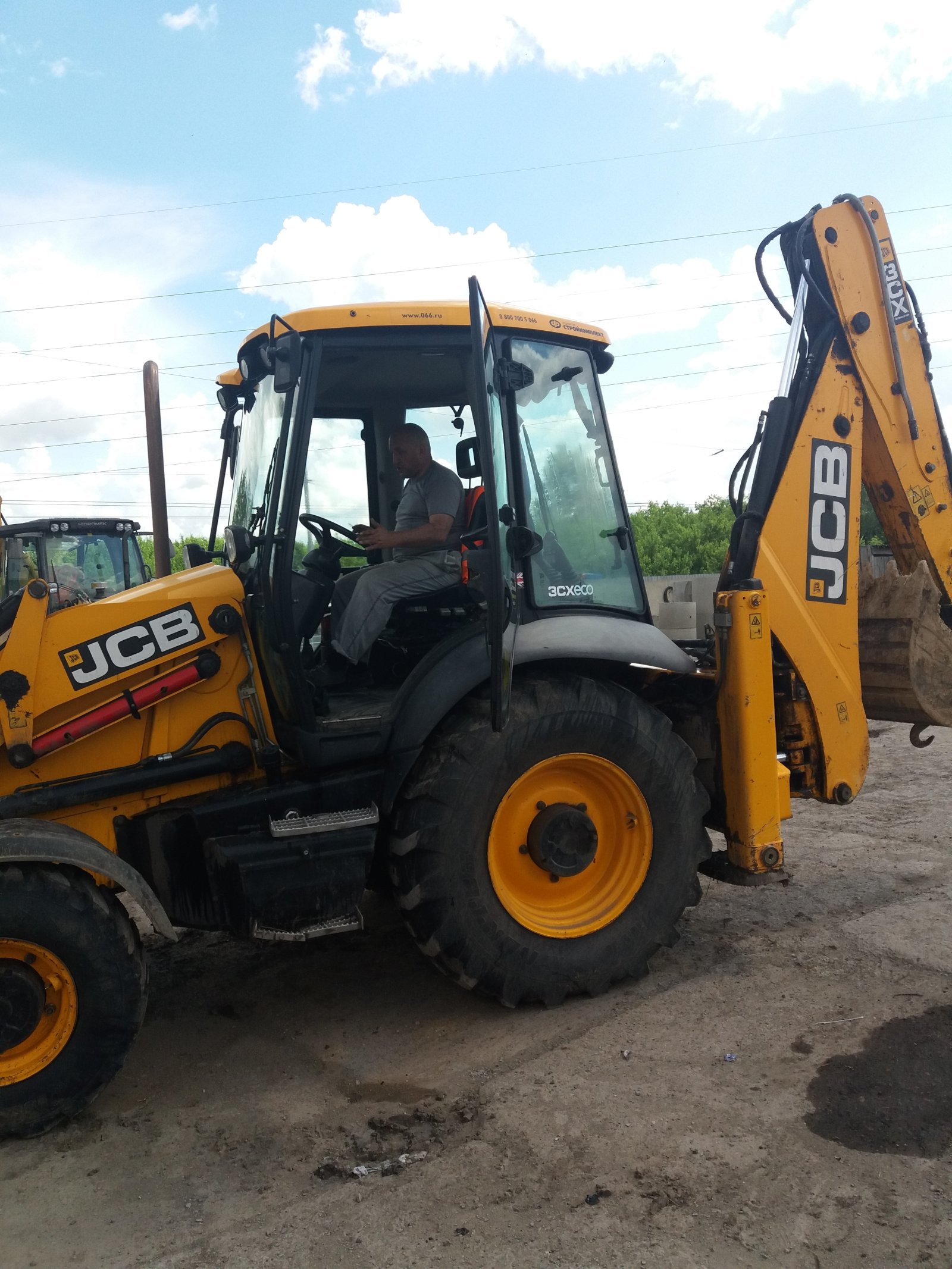 Буроям, ямобур на базе экскаватора- погрузчика JCB