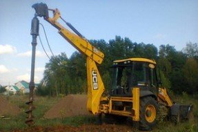 Услуги ямобура на базе экскаватора- погрузчика