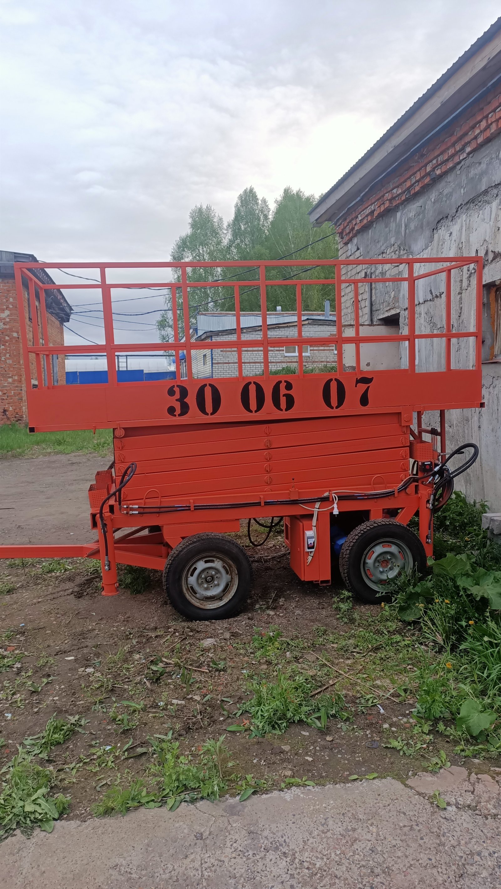 Ножничный подъемник в аренду Тел. 300607
