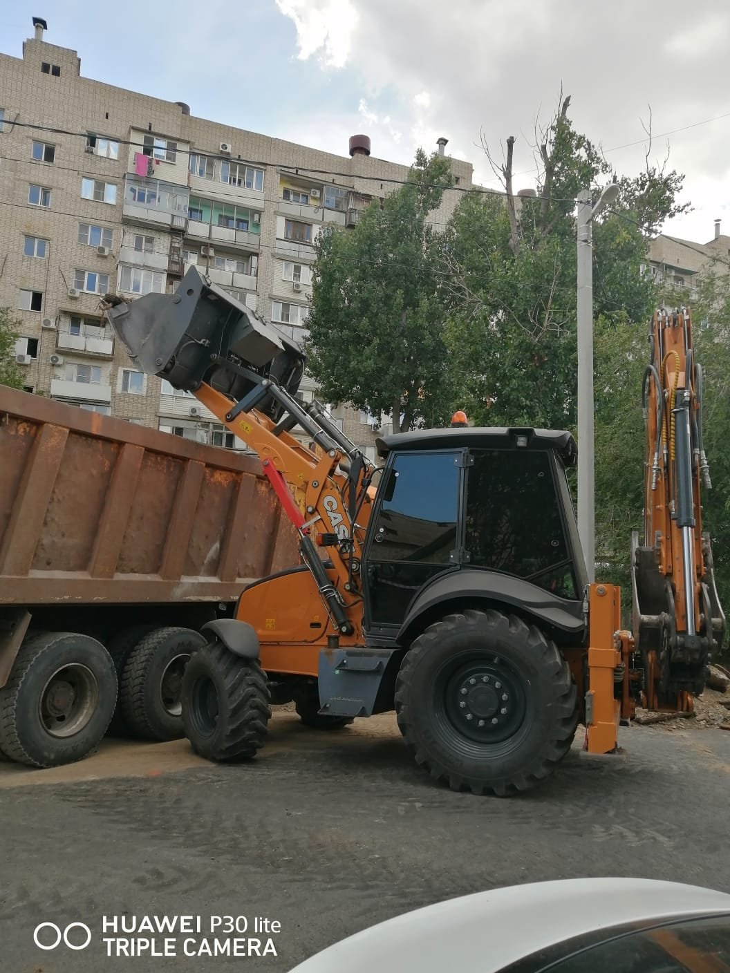 Экскаватор- погрузчик с ямобуром, гидромолотом