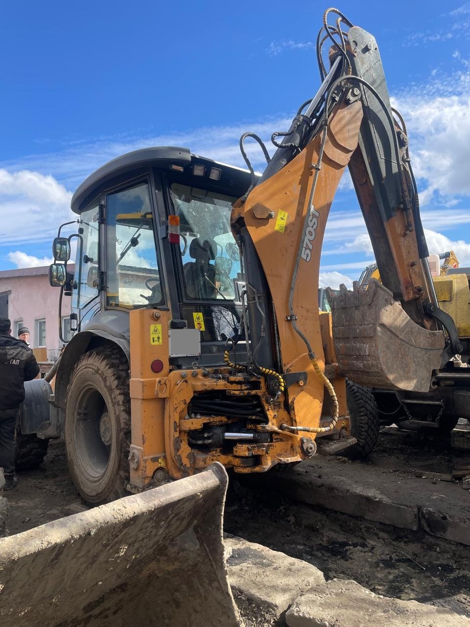 Аренда экскаватора-погрузчика JCB с гидромолотом