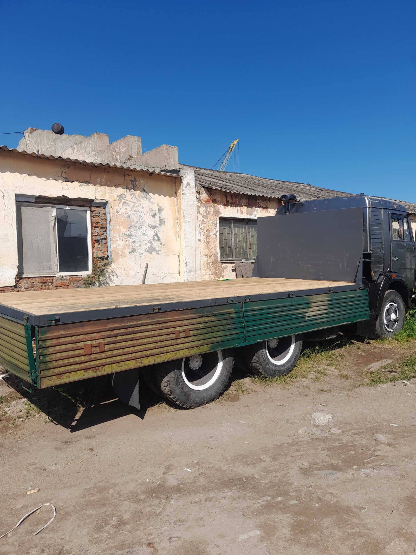 Перевозка открытым грузовиком Камаз 12 тонн. Пирамида