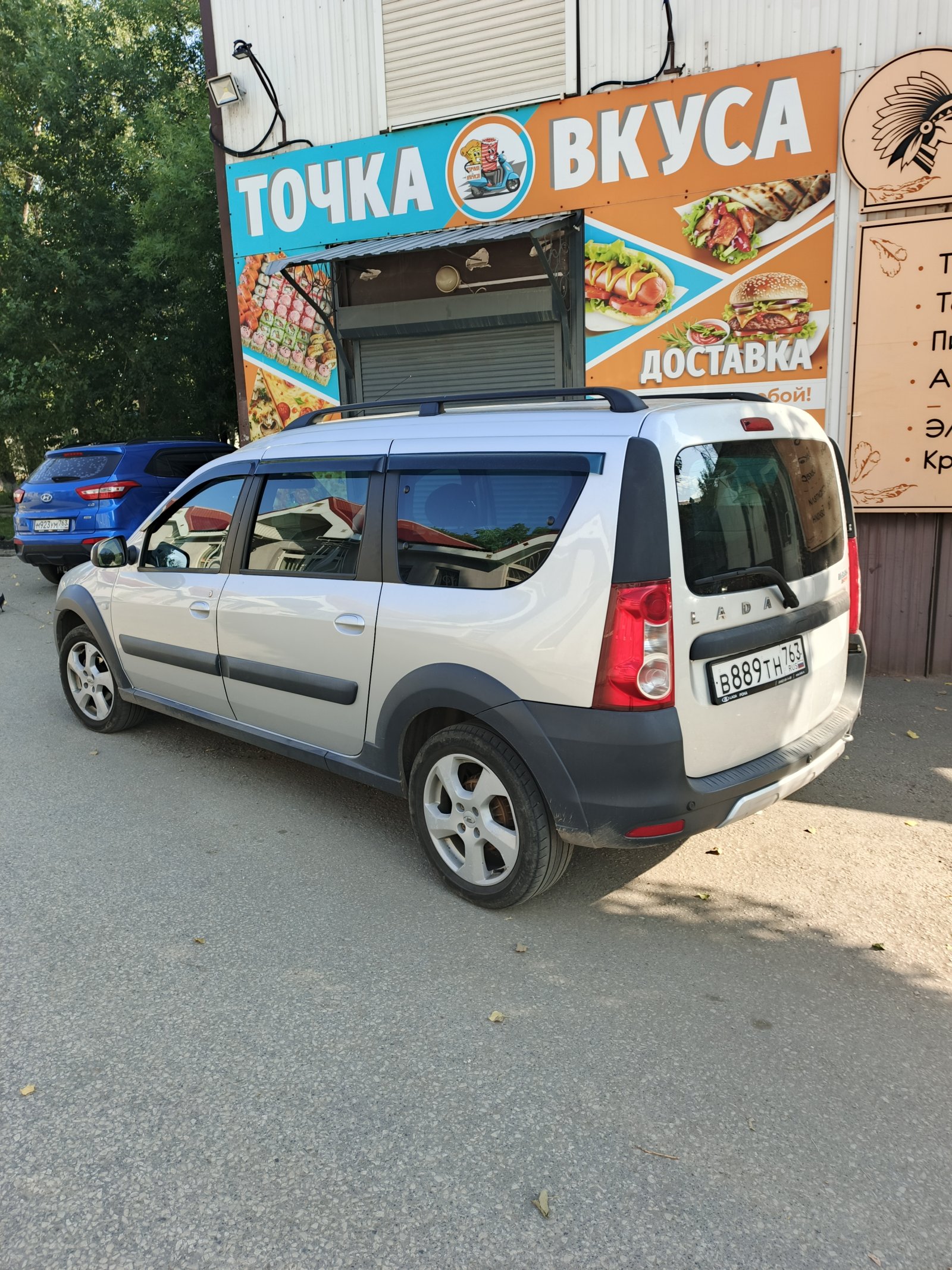 Грузовое такси с местами для пассажиров Лада Ларгус