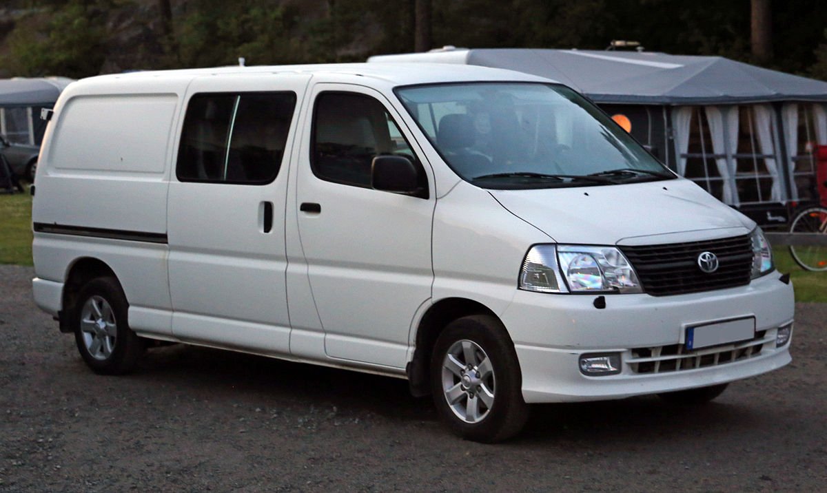Грузовое такси Toyota hiase с местами для пассажиров
