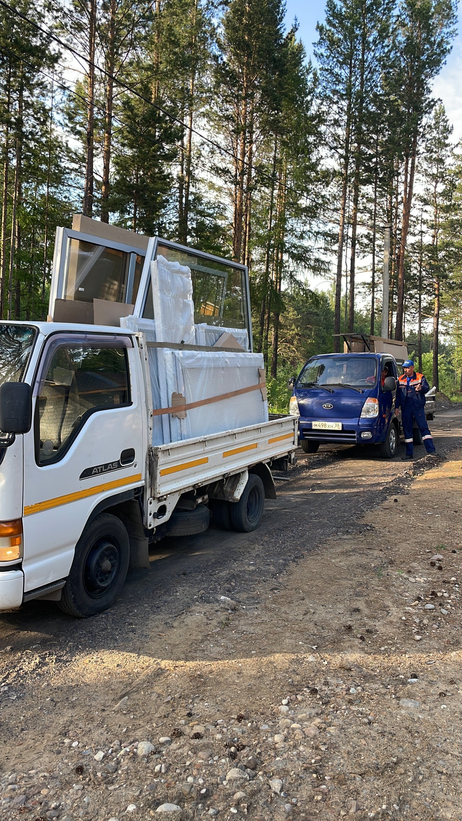 Перевозка окон на машине с пирамидой