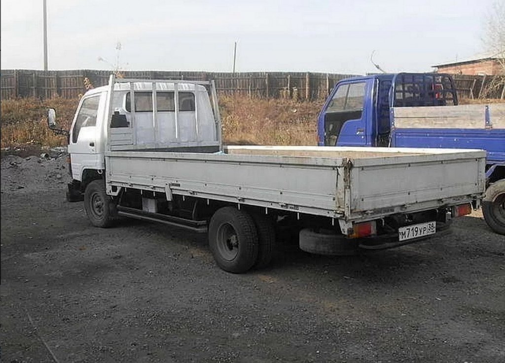 Бортовой фургон, услуги по перевозке пианино