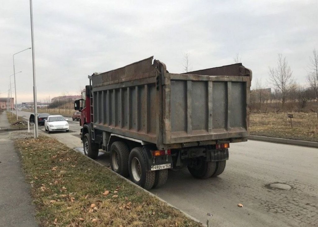 Доставка песка и щепы