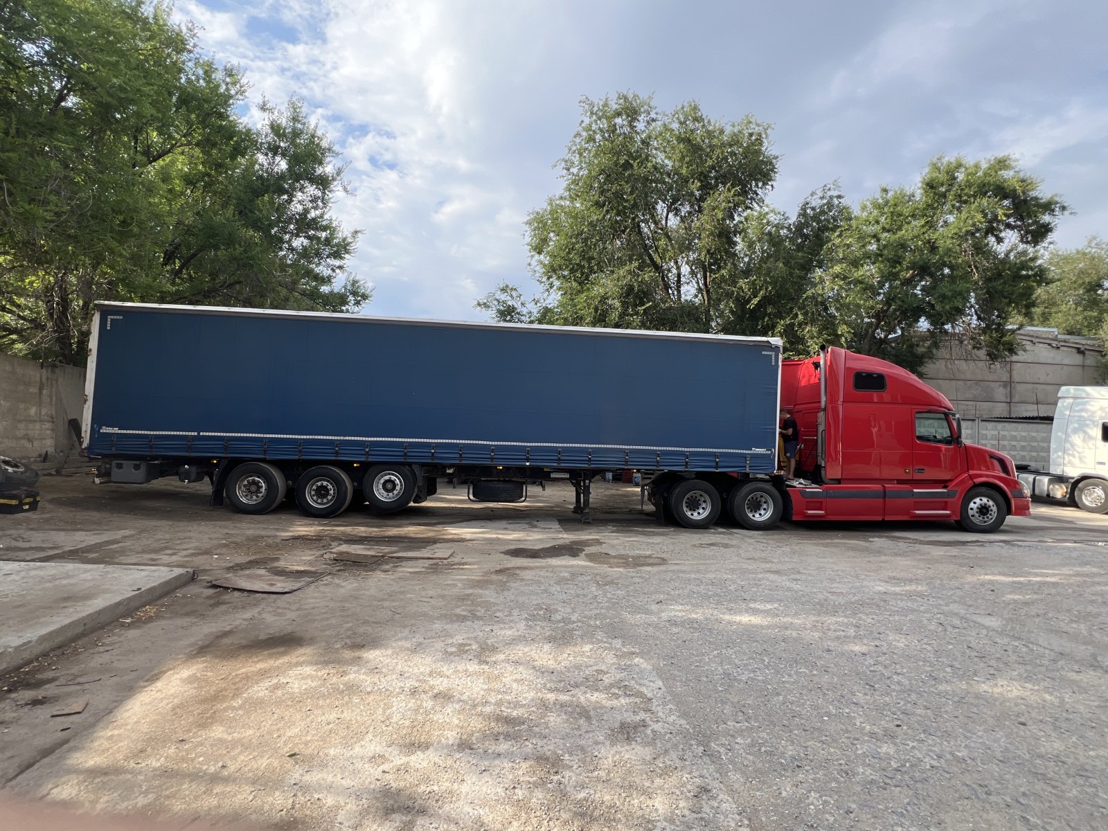 Перевозка грузов. Volvo vnl фура с кониками и растентовками