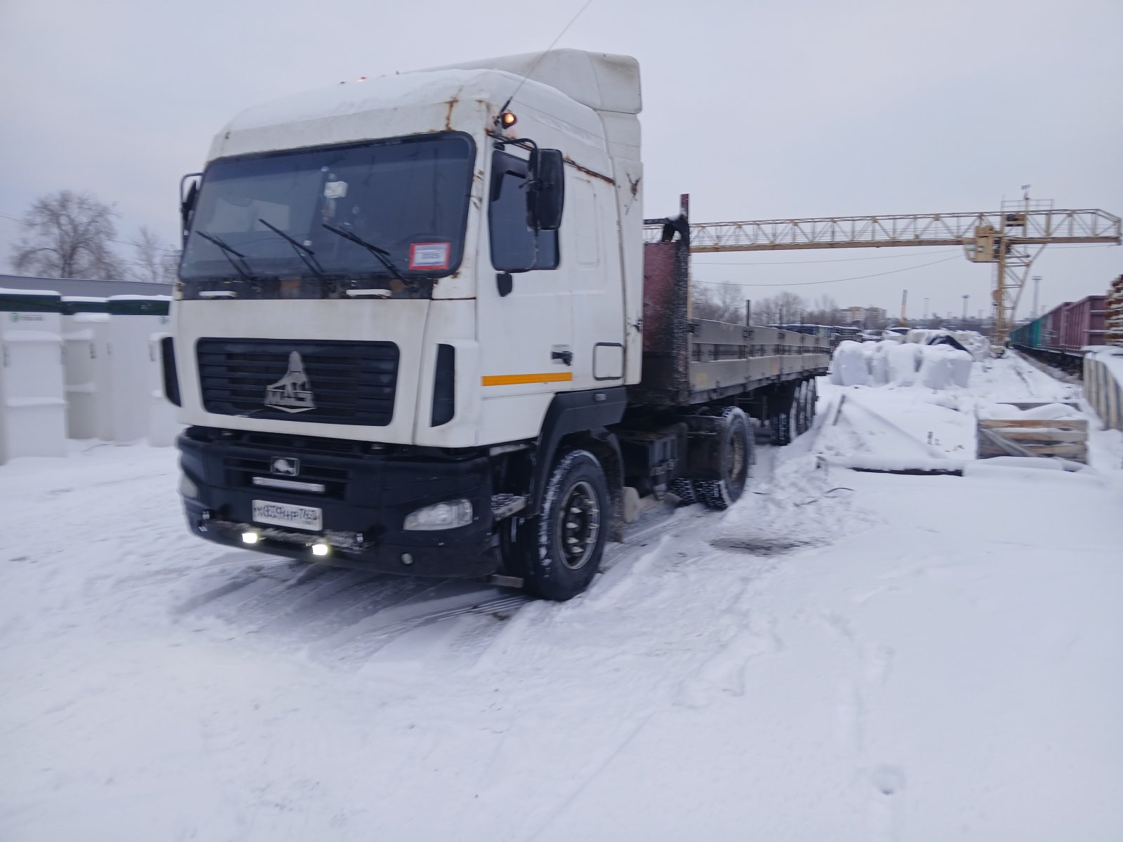 С кониками полуприцеп МАЗ бортовой 13. 6 метров, 20 тн