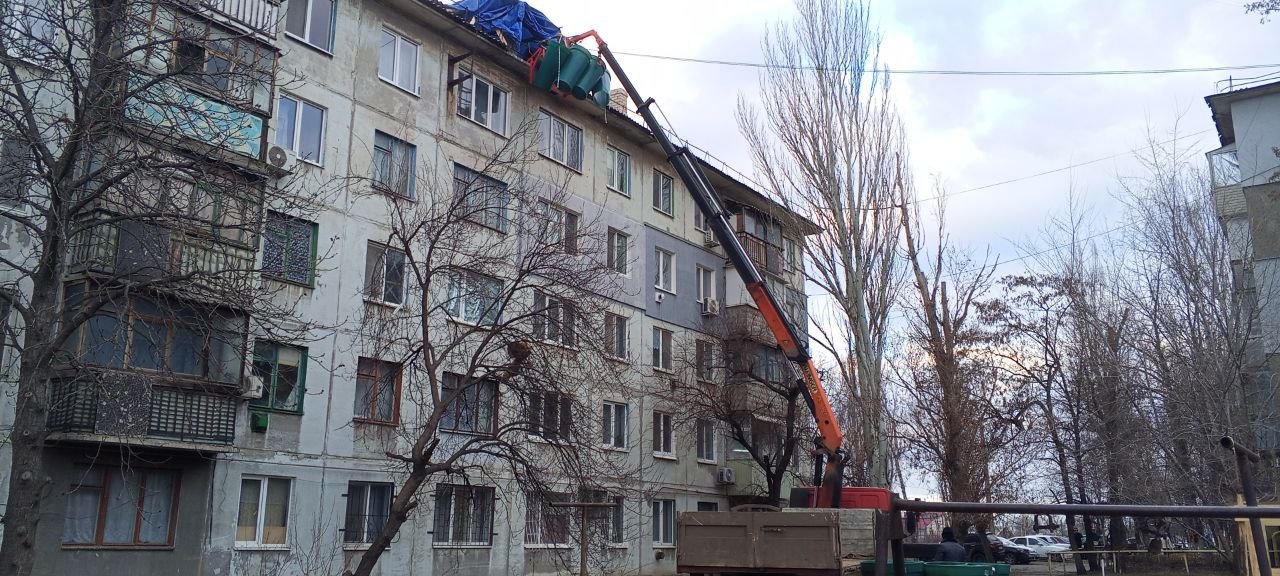 Манипулятор с монтажной корзиной, ямобуром