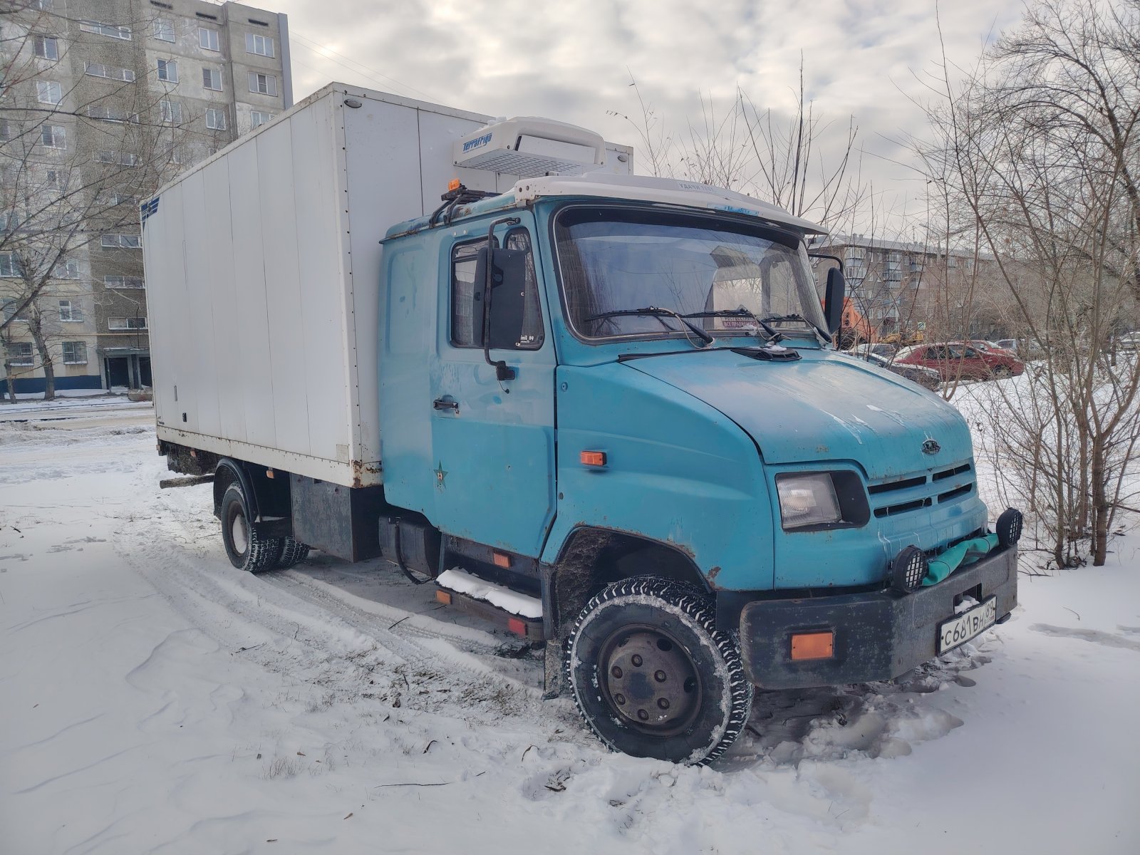 Водитель со своим грузовым авто